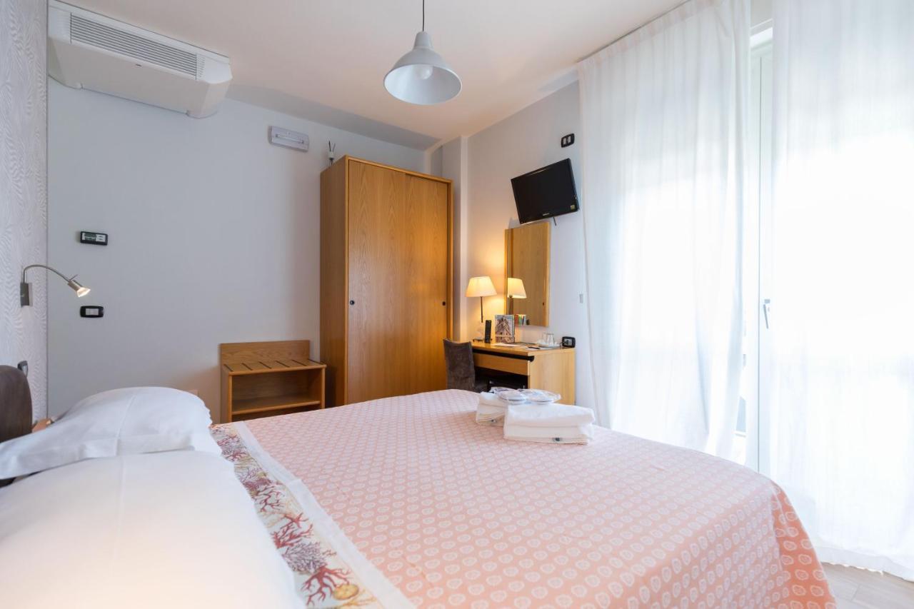 Hotel Logonovo Лідо-дельї-Естензі Екстер'єр фото